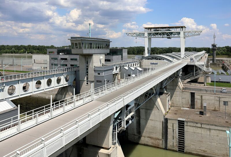 Datei:2 Donaukraftwerk Freudenau.JPG