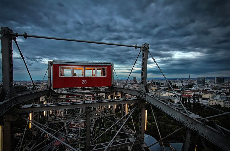 Datei:2 Riesenrad Waggon bewölkt.jpg