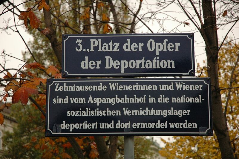 Datei:3 Platz der Opfer der Deportation.jpg