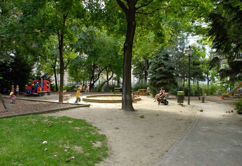 Datei:6 Spielplatz Loquaipark.jpg