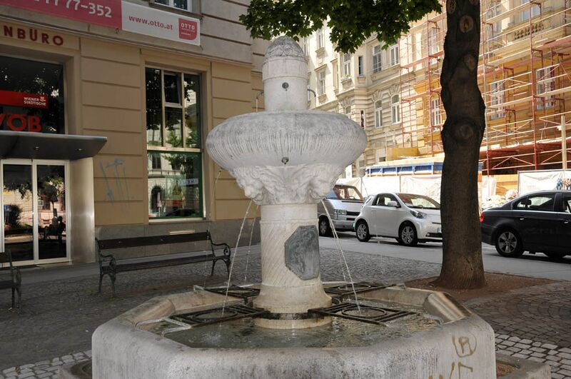 Datei:6 Tiertränkebrunnen.jpg