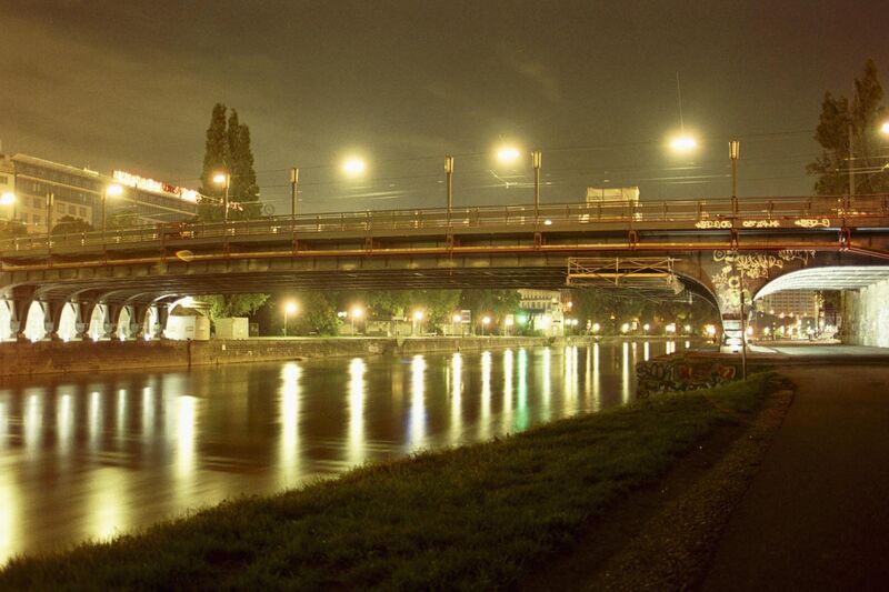 Datei:9 Augartenbrücke bei Nacht.jpg