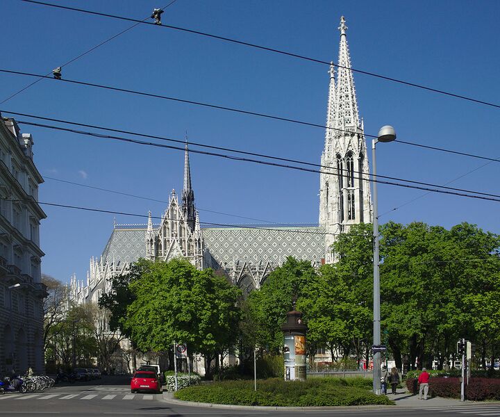 Datei:9 Votivkirche seitlich.jpg