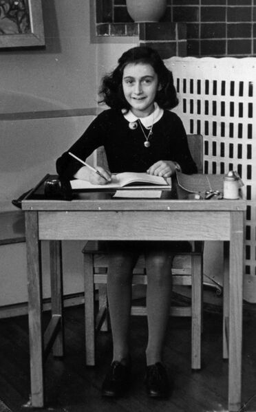 Datei:Anne Frank 1940.jpg