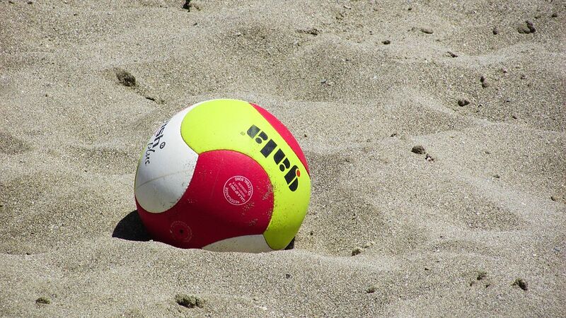 Datei:Beachvolleyball im Sand.jpg
