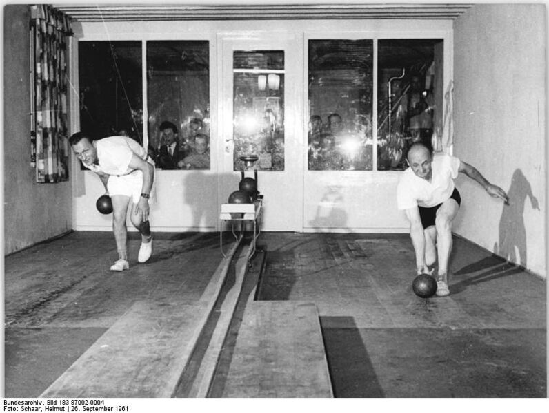 Datei:Bowling Kegeln.jpg