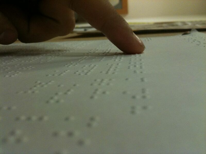 Datei:Braille lesen.jpg
