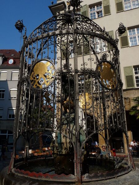 Datei:Brunnen Hans im Glück.jpg
