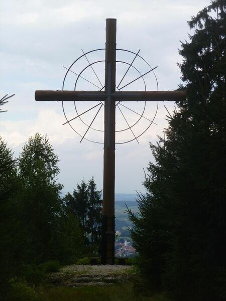 Datei:Burgstall Hochkuchlberg-Gipfelkreuz.jpg
