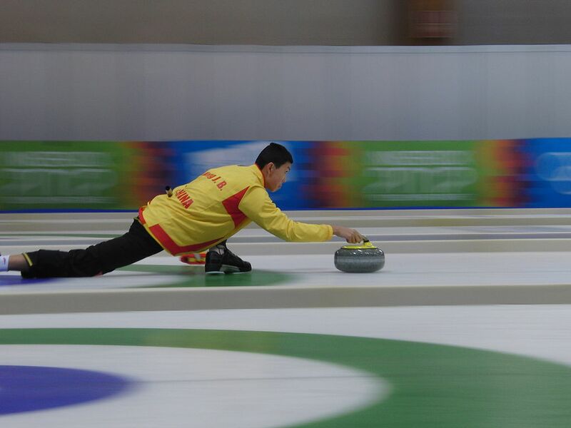 Datei:Curling Steinabgabe.jpg