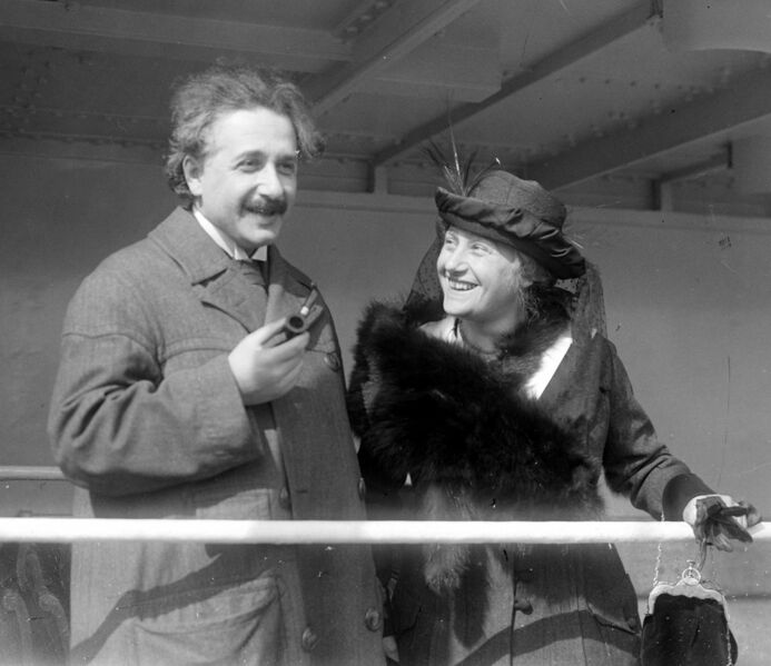 Datei:Einstein mit Elsa.jpg