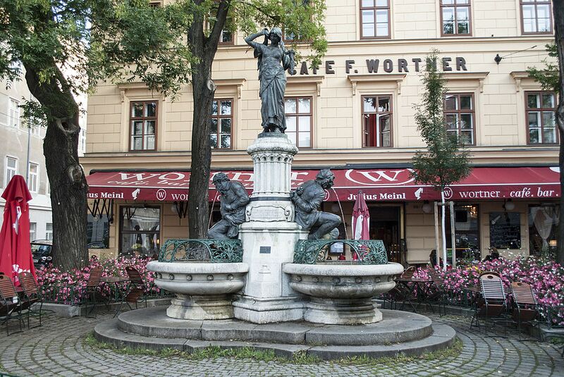 Datei:Engelbrunnen Wieden.jpg