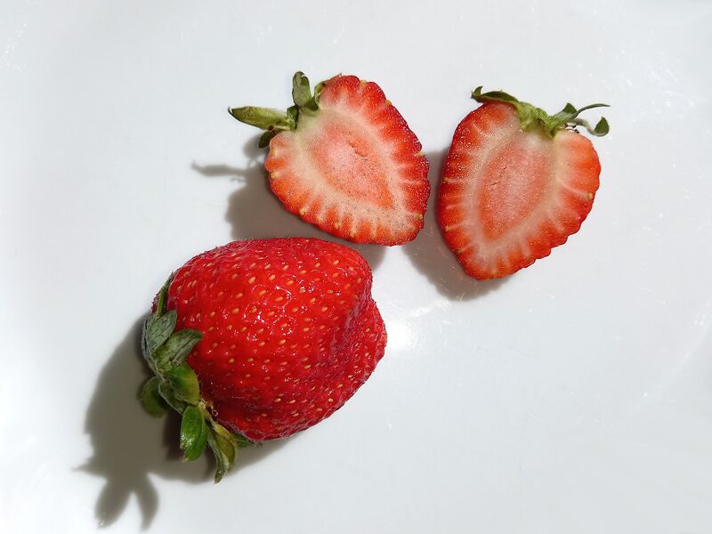 Datei:Erdbeere ganz aufgeschnitten.jpg