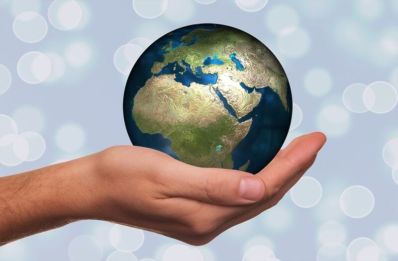 Datei:Erdkugel in Hand.jpg