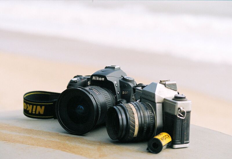 Datei:Fotokameras analog digital.jpg