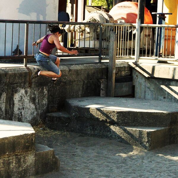 Datei:Frau Parkour.jpg