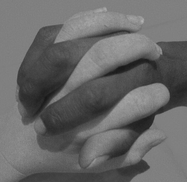 Datei:Händehalten verschränkte Finger.jpg