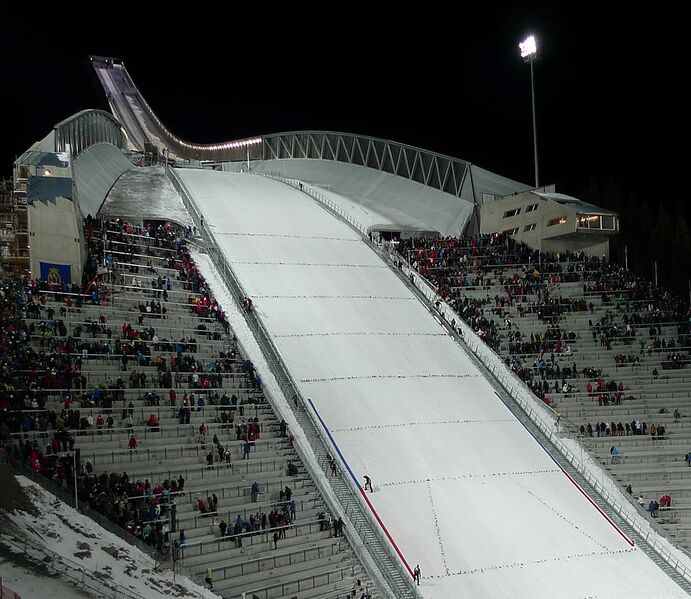 Datei:Holmenkollen Skisprungschanze.jpg