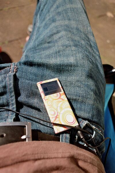 Datei:Jeans und MP3-Player.jpg