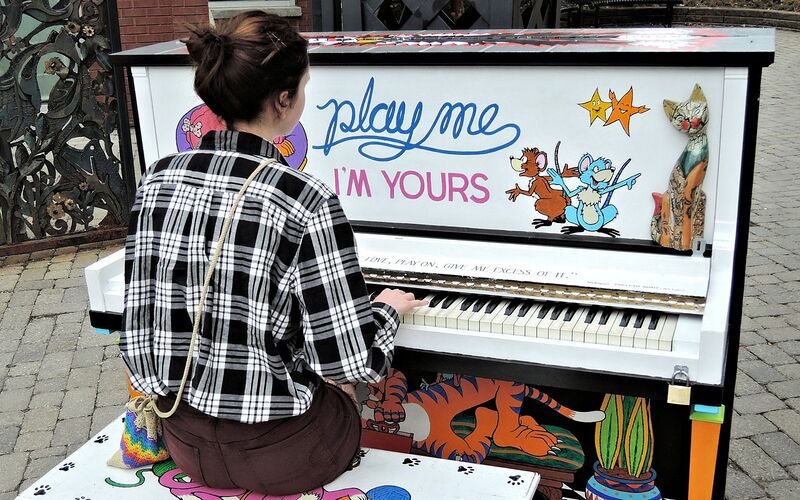 Datei:Klavier spielen.jpg