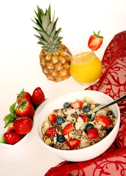Datei:Müsli Erdbeeren.jpg