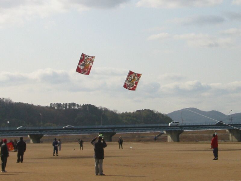 Datei:Neujahrsbrauch Japan Drachensteigen.jpg