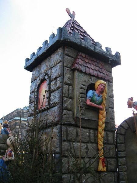 Datei:Rapunzel schaut aus Turm.jpg
