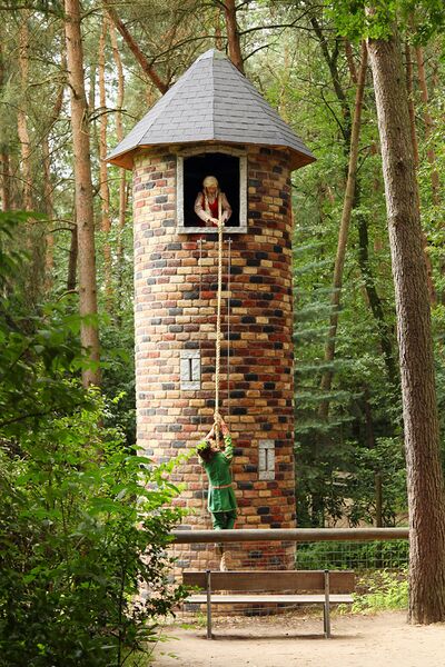 Datei:Rapunzel sieht Prinz.jpg