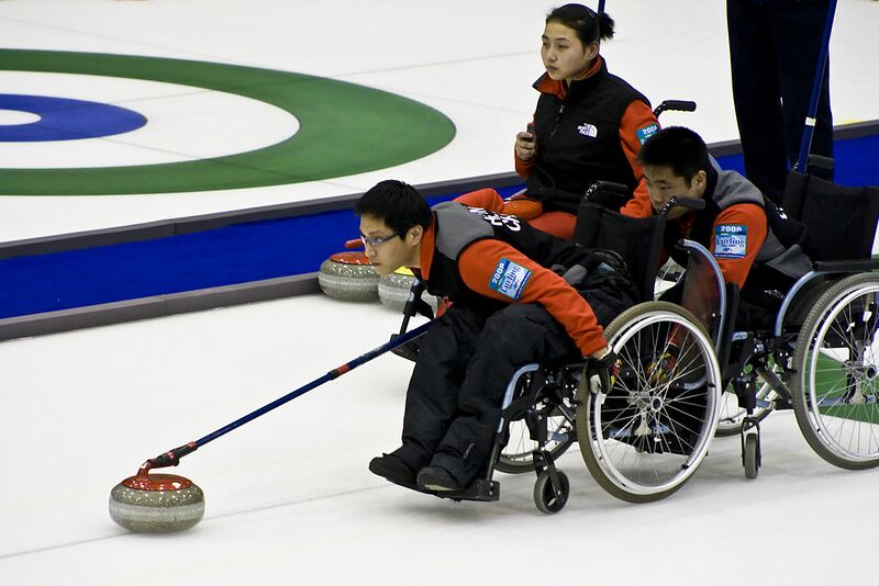 Datei:Rollstuhl-Curling mit Stick.jpg