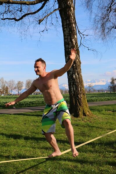 Datei:Slackline Lowline.jpg