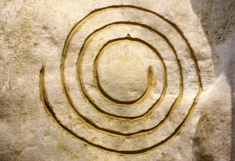 Datei:Spirale auf Stein.jpg