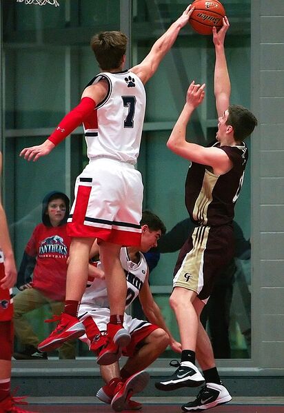 Datei:Sprungball im Basketball.jpg