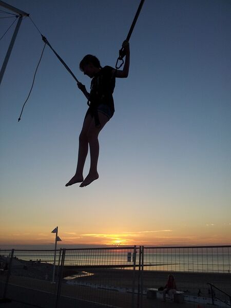 Datei:Trampolinspringen mit Bungeeseil-Sicherung.jpg