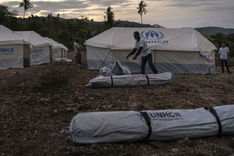 Datei:UNHCR Zeltaufbau.jpg