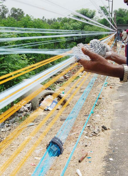 Datei:Vorbereitung von Drachenleinen.jpg