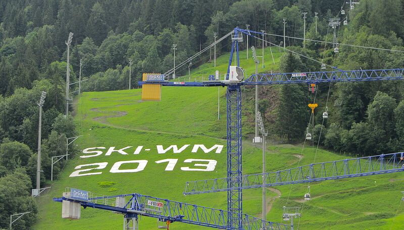 Datei:Vorbereitung zur Ski WM.jpg